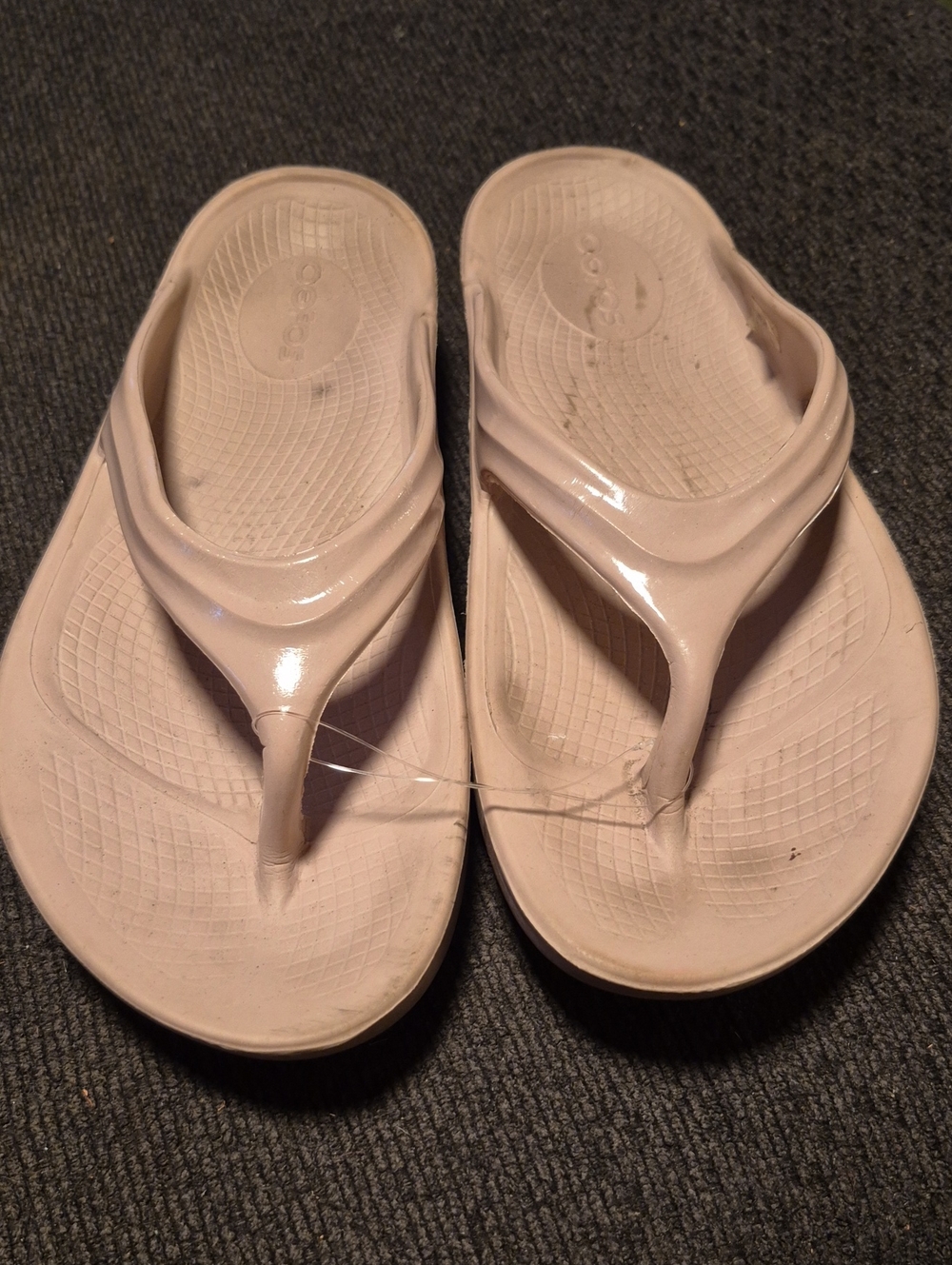 OOFOS Women’s Light Pink Thong Sandals